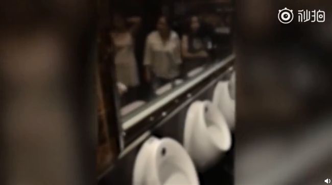 男廁邊尿邊看女晃動雪乳　網轟超噁心