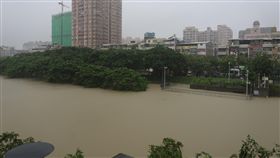 高雄市寶業里滯洪池（2）高雄市受到強烈西南氣流的影響，降雨劇烈，部份地區時雨量逼近100毫米，市區很多地方積水，連滯洪池也滿溢無法再蓄洪。圖為寶業里滯洪池。中央社記者王淑芬攝  107年8月28日