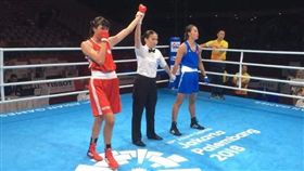 黃筱雯（右）在女子拳擊57公斤級挺進四強。（圖／翻攝自黃筱雯臉書（