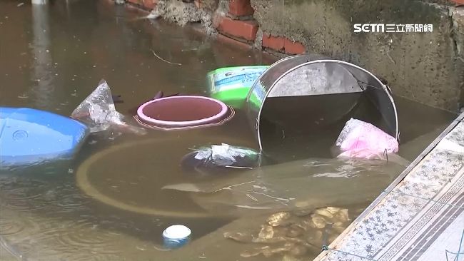 掌潭村垃圾海漂流　民怒：再不退丟蛋