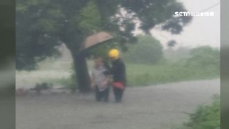 旱鴨子仍涉水救災　義消連救12人！