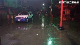 823暴雨重擊南台灣，嘉義東石鄉掌潭村災情嚴重，水淹超過一層樓「道路變水路」。水利署今（29）日凌晨指出，嘉義東石鄉掌潭村昨晚已退水，僅餘布袋鎮考試里1處未退水，目前已加強調派抽水機，進行抽水任務。（圖／翻攝畫面）