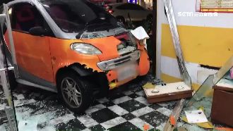 閃車誤踩油門！女駕駛失控撞進彩券行