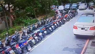 不滿被擋去路　短褲辣妹竟掏榔頭砸車