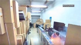 他的下體變成鞭炮冒火爆炸　都是電子菸的錯（圖／翻攝自YouTube）