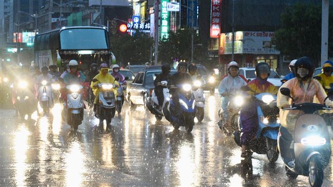 高雄上班上課暴雨　網灌爆許立明臉書