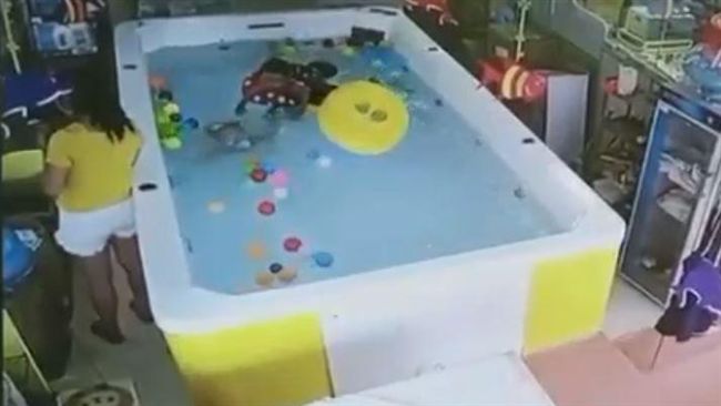 嬰栽泳池溺水1分半　婦竟只顧滑手機