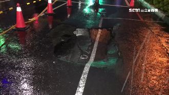 雨天路滑視線差　婦人自撞三角錐