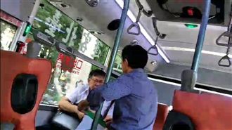 獨派上公車堵人　柯文哲怒：干我屁事