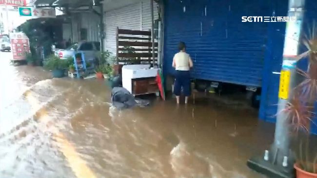 雷雨胞到台東了　住戶忙拉鐵門擋淹水