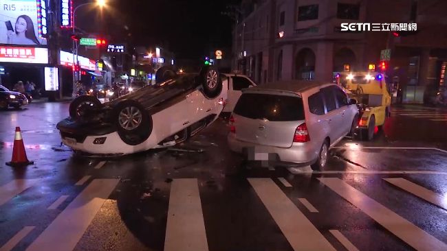 救護車急取血袋闖燈撞　釀2車翻覆