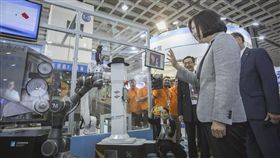 總統蔡英文29日出席「2018台灣機器人與智慧自動化展暨同期展會」聯合開幕典禮，並前往各智慧機械的展覽攤位參觀，也體驗與機器人互動揮手。（圖／總統府提供）