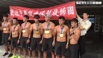 龍舟男神隊回國　慶功秀肌肉超養眼！