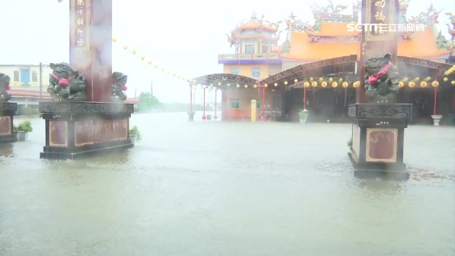 新園雨量破表！港西村宮廟前變水池