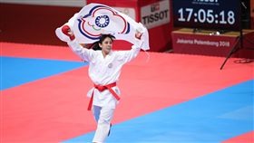 亞運空手道谷筱霜摘金　開心持會旗繞場台灣布農族空手道女戰士谷筱霜27日在2018雅加達亞運空手道女子50公斤量級決賽，成功搶下本屆中華隊在空手道的第2金，賽後開心持中華奧會會旗繞場。中央社記者張新偉攝　107年8月27日