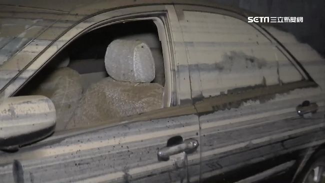 大水一退…地下室驚見「車卡黃泥」！