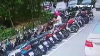 熱褲妹拿榔頭狠砸車　監視器畫面曝光