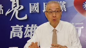 籌募選戰經費　吳敦義：謹守政治獻金法年底選戰逐漸白熱化，中國國民黨主席吳敦義27日下午在高雄與媒體茶敘時表示，競選經費籌措會謹守政治獻金法規範，不會違法。中央社記者程啟峰高雄攝　107年8月27日