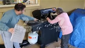 2巨蟒躲烤肉爐　澳洲奶奶「徒手」抓
澳洲,蟒蛇,烤肉爐,徒手,奶奶
https://www.facebook.com/7NewsBrisbane/videos/241266226582435/