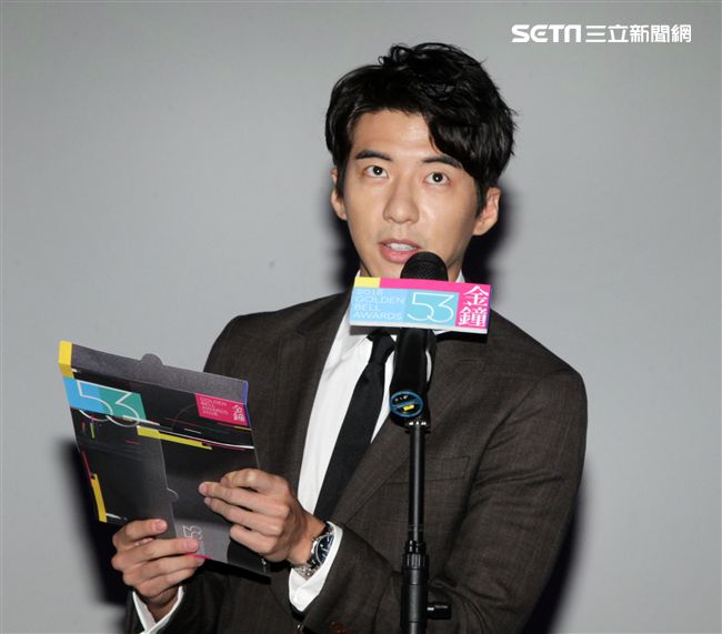 傅孟柏公布戲劇節目女主角獎入圍名單。（記者邱榮吉/攝影）