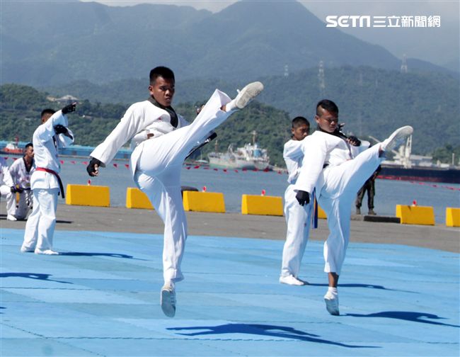 海軍陸戰隊莒拳道隊深藏不露各個都是武功高手。（記者邱榮吉/攝影）
