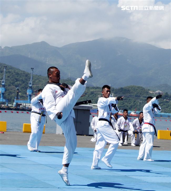 海軍陸戰隊莒拳道隊深藏不露各個都是武功高手。（記者邱榮吉/攝影）