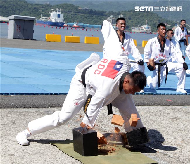 海軍陸戰隊莒拳道隊深藏不露各個都是武功高手。（記者邱榮吉/攝影）