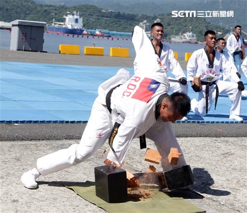 海軍陸戰隊莒拳道隊深藏不露各個都是武功高手。（記者邱榮吉/攝影）