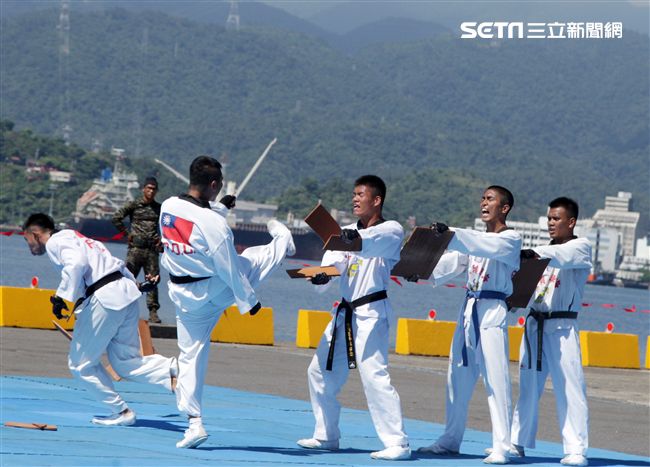 海軍陸戰隊莒拳道隊深藏不露各個都是武功高手。（記者邱榮吉/攝影）
