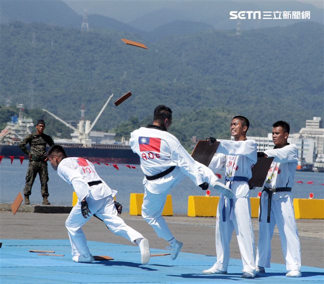 海軍陸戰隊莒拳道隊深藏不露各個都是武功高手。（記者邱榮吉/攝影）