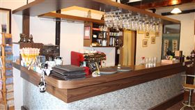 民雄鬼屋喝咖啡　靈異事件遊客最好奇（3）嘉義縣民雄鄉「鬼屋咖啡」與「民雄鬼屋」比鄰，店內吧檯與一般咖啡店無異，經常有遊客問店員「有沒有遇過靈異事件？」從大學起就在店裡打工的張詞翔表示，她在鬼屋咖啡工作8年，「老實說，沒遇過！」中央社記者江俊亮攝　106年9月11日