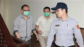 林姓兄弟殺老翁分屍　高院二審開庭兄弟檔林舜銘（左）、林宇光（中）被控殺害樓姓老翁並分屍案，一審各被判刑18年及14年8月。台灣高等法院二審25日首度開庭，林舜銘與林宇光在法警押解下出庭應訊。中央社記者蕭博文攝　107年4月25日