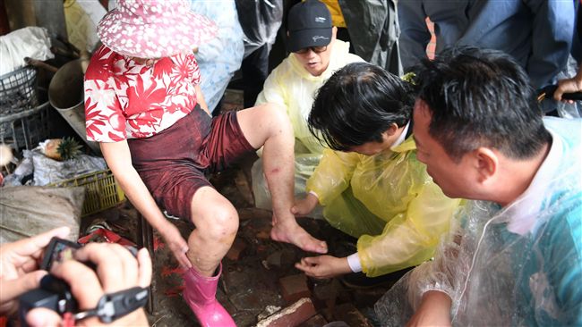 見老婦受傷！賴清德化身醫師檢查傷口