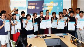 婚姻平權大平台推3個不同意連署民進黨立委尤美女（前左3）與婚姻平權大平台成員，29日在立法院舉行記者會，宣布「三個不同意，幸福OK」連署行動開跑。中央社記者施宗暉攝  107年8月29日