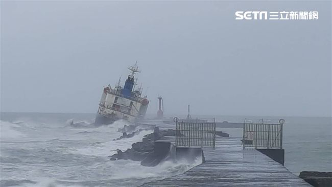 海上漂泊7天⋯高雄港擱淺船仍待救援