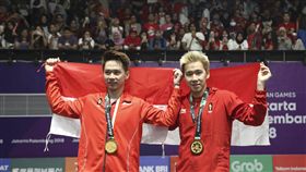 印尼羽將「激戰中換拍」　奪男雙金牌
亞運,羽球,蘇卡穆約,換拍,金牌
（圖／美聯社／達志影像）