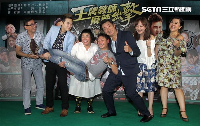 王牌教師麻辣出擊全體老師、林美秀、九孔、杜詩梅、綠茶、宋少卿將謝祖抬起來希望票房破億。（記者邱榮吉/