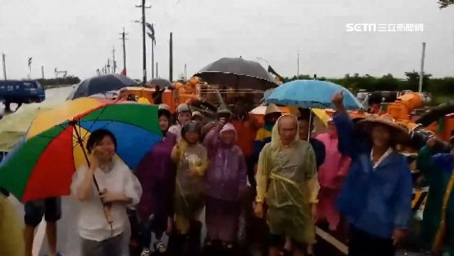 誓死阻撤抽水機　災民肉身捍衛家園
