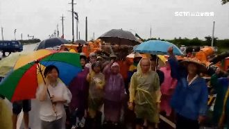 誓死阻撤抽水機　災民肉身捍衛家園