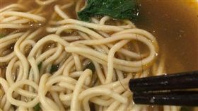 ▲麵裡有根長頭髮。（圖／翻攝自海花《知乎》）