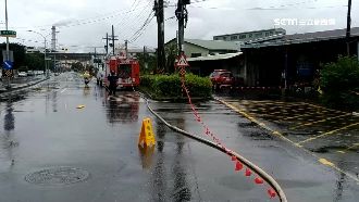 馬路狂噴詭異泡泡　地下管線疑破裂