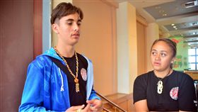 紐西蘭毛利青少年來台尋根（2）紐西蘭毛利青少年來台尋根團，29日參訪台灣史前文化博物館的台灣16個原住民族展場，15歲小團長（左）說，「自己在身高、編織文化上應該是阿美族」；女團員（右）則說「我是排灣族」。中央社記者盧太城台東攝　107年8月29日