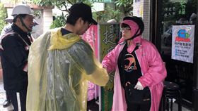 ▲赴鳳山慰問災民  陳其邁提出隱形滯洪。(圖／陳其邁辦公室提供)
