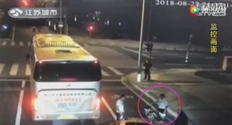 寶馬哥逼車拔刀理論　砍人手滑反被殺