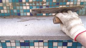 職業不分貴賤，行行出狀元！一名年紀20出頭的網友表示，他的工作是磁磚填縫的水泥業，月薪水近6萬元，但他卻常被別人用異樣的眼光看待，讓他相當無奈。其他網友看到後，紛紛直喊「這薪水可以打趴一堆穿西裝自以為高尚的人！」（圖／翻攝自爆怨公社）