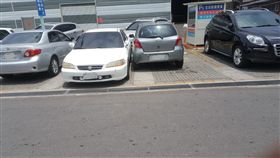 停車場,歪斜,陷害,教訓,YARIS（圖／翻攝自爆怨公社）