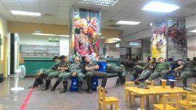 別說他們廢物！連日救災官兵「集體累癱照」曝光　網友淚謝
圖／陸軍八軍團提供