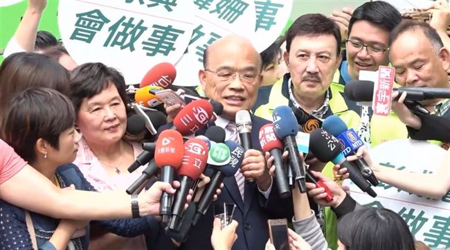 蘇貞昌牽妻登記　放閃甜曝謝謝陪伴！