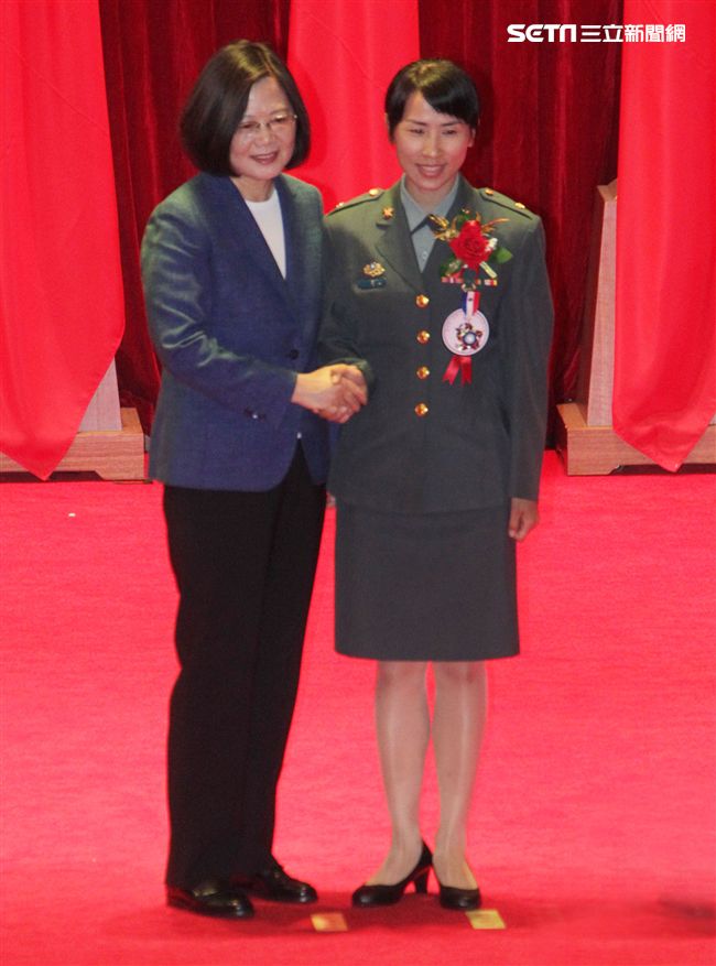 總統蔡英文親臨主持國防部中華民國107年軍人節暨全民國防教育日表揚活動，並頒獎表揚「國軍楷模」、「模範團體(主官)」、「敬軍模範」及「全民國防教育傑出貢獻獎」等獲獎人員。（記者邱榮吉/攝影）