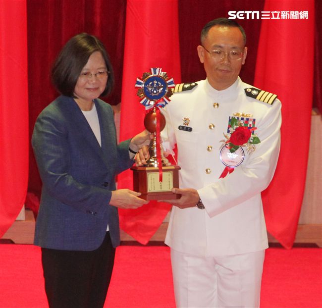 總統蔡英文親臨主持國防部中華民國107年軍人節暨全民國防教育日表揚活動，並頒獎表揚「國軍楷模」、「模範團體(主官)」、「敬軍模範」及「全民國防教育傑出貢獻獎」等獲獎人員。（記者邱榮吉/攝影）